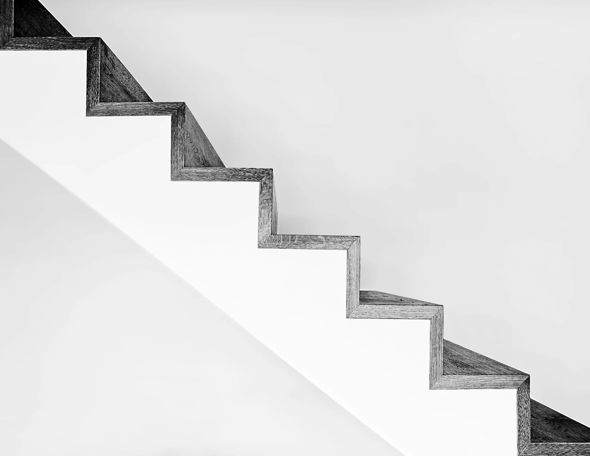 tangga beton dengan railing besi hitam