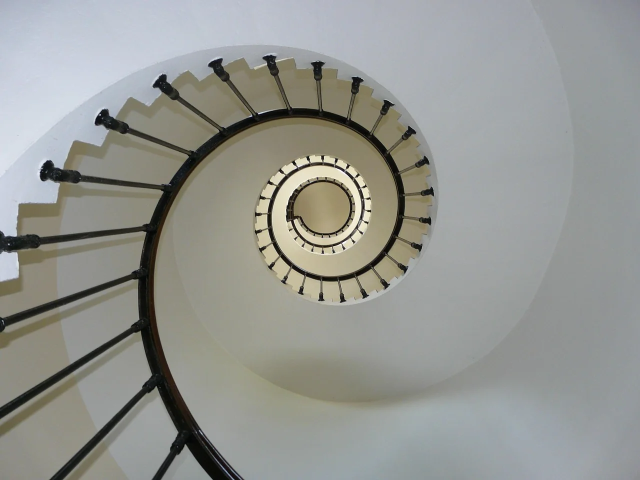 tangga putar spiral dilihat dari bawah