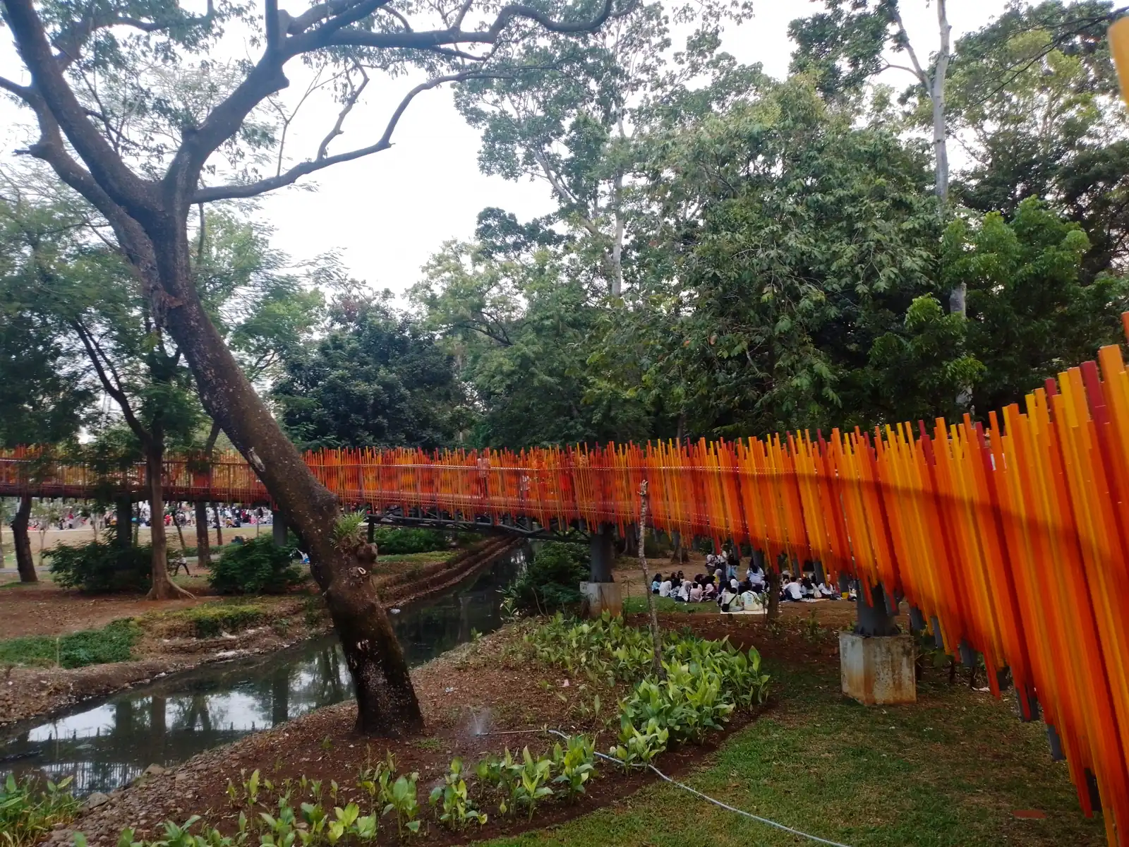 sungai dan jembatan oranye di Tebet Eco Park