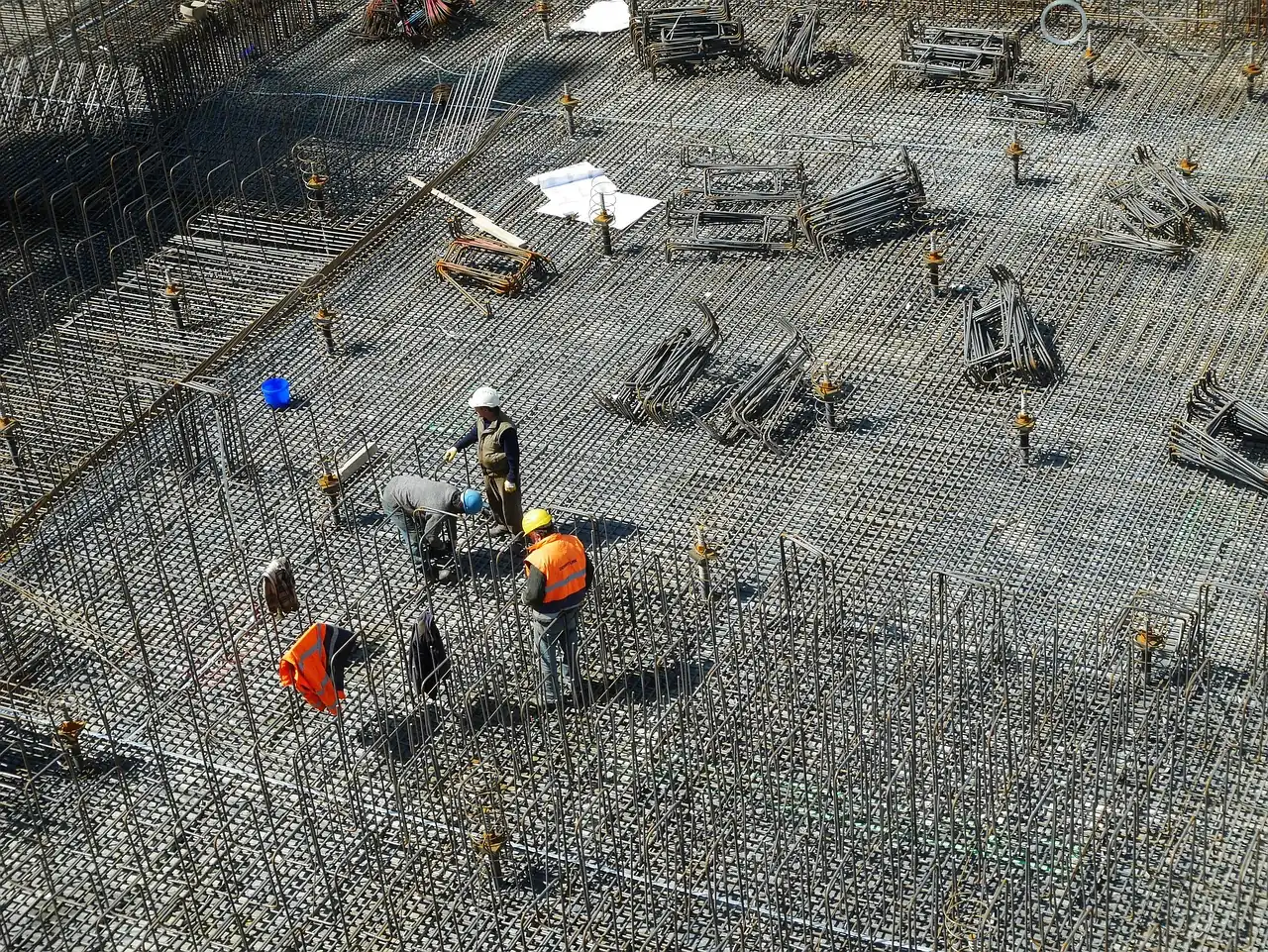 tim pekerja konstruksi di lokasi
