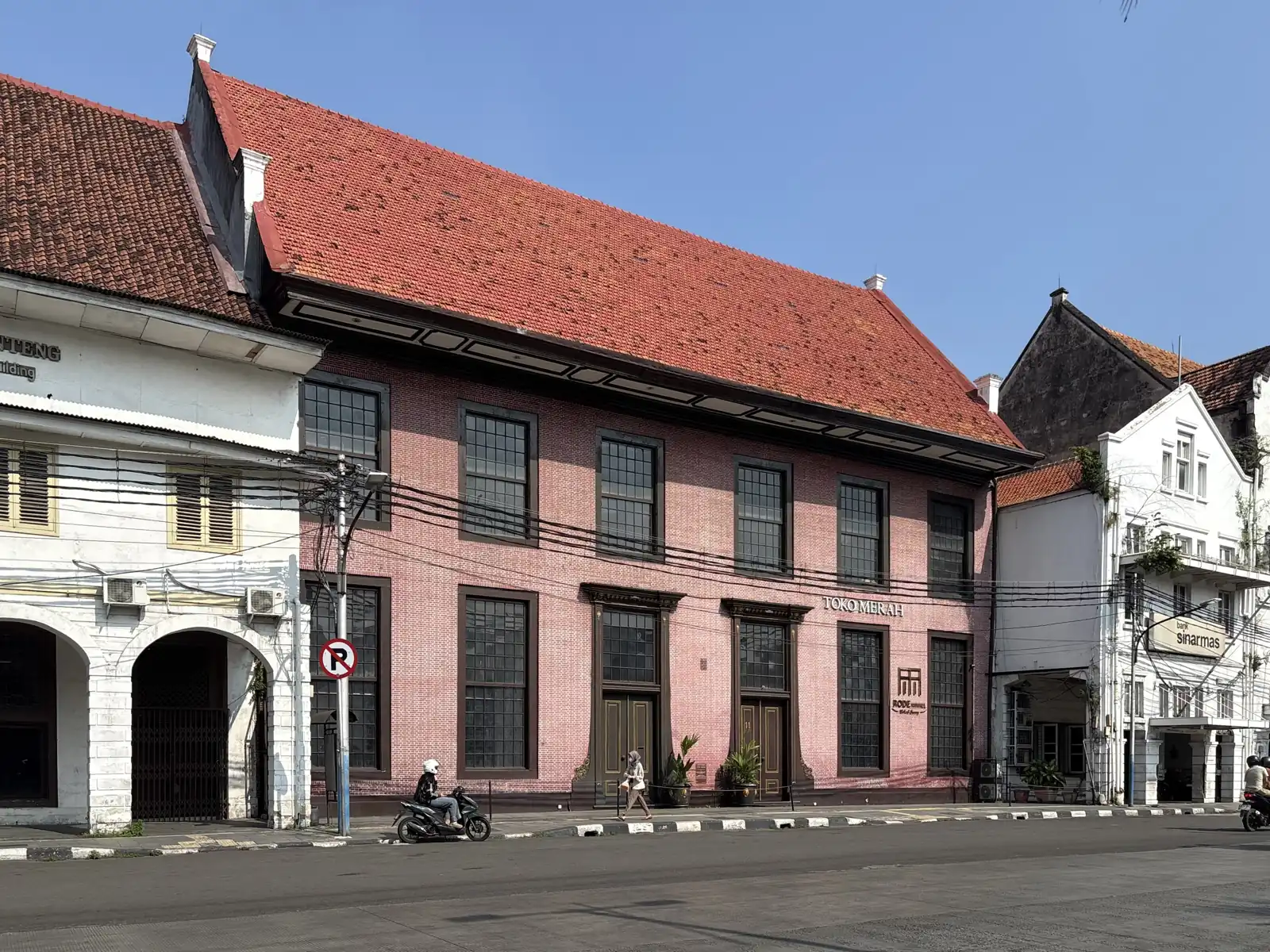 bangunan Toko Merah berdinding merah di Kali Besar