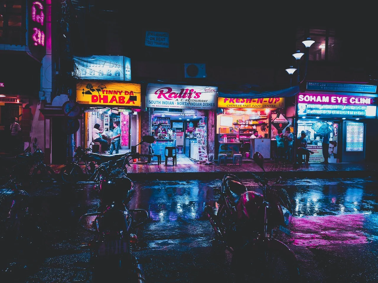 toko dengan lampu terang di malam hari