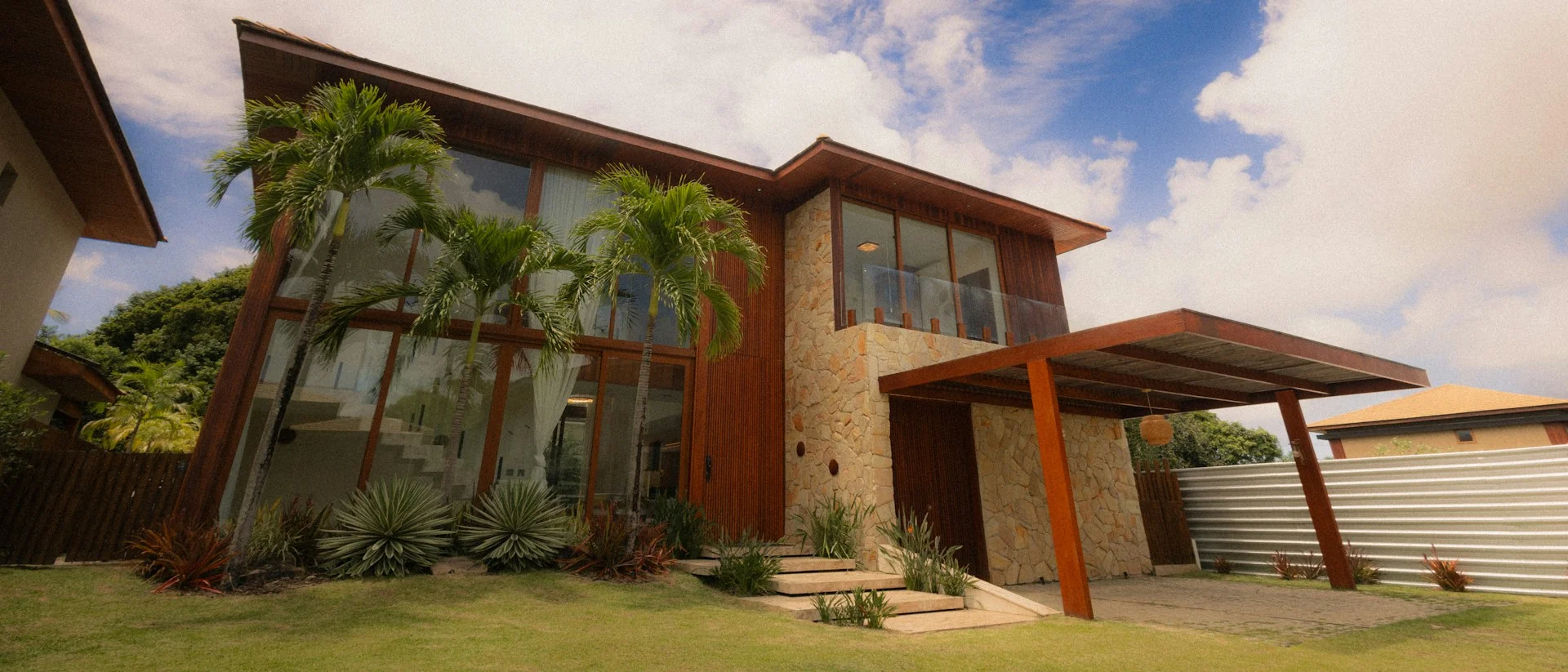 contoh tren desain rumah baru dengan fasad kayu dan batu