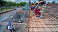 tukang memasang besi tulangan pelat lantai beton