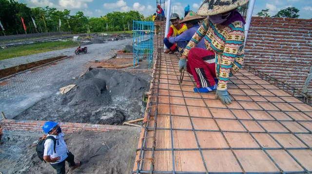 tukang memasang besi tulangan pelat lantai beton