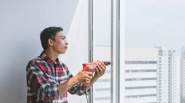 tukang memperbaiki bagian rumah