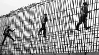 tukang mengaduk dan menuang adukan beton