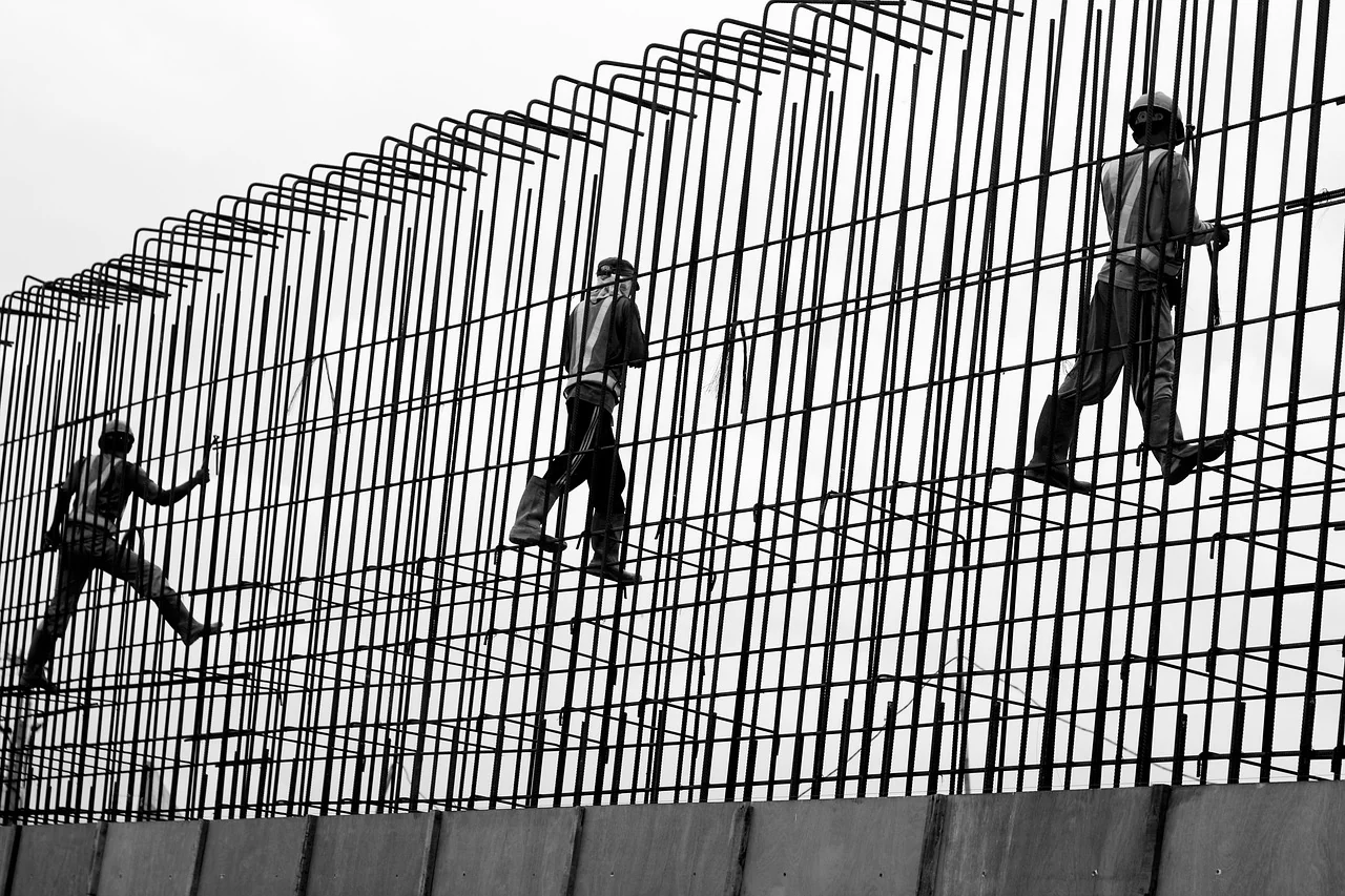 tukang mengaduk dan menuang adukan beton