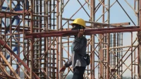 tukang memikul besi di proyek renovasi rumah