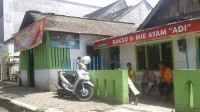 warung bakso di depan bangunan
