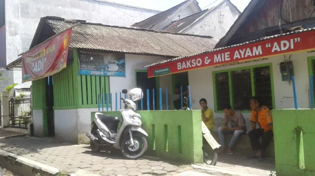 warung bakso di depan bangunan