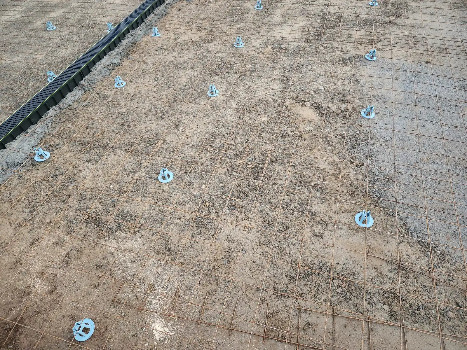 Wiremesh dipasang di atas tanah sebelum lantai beton dicor