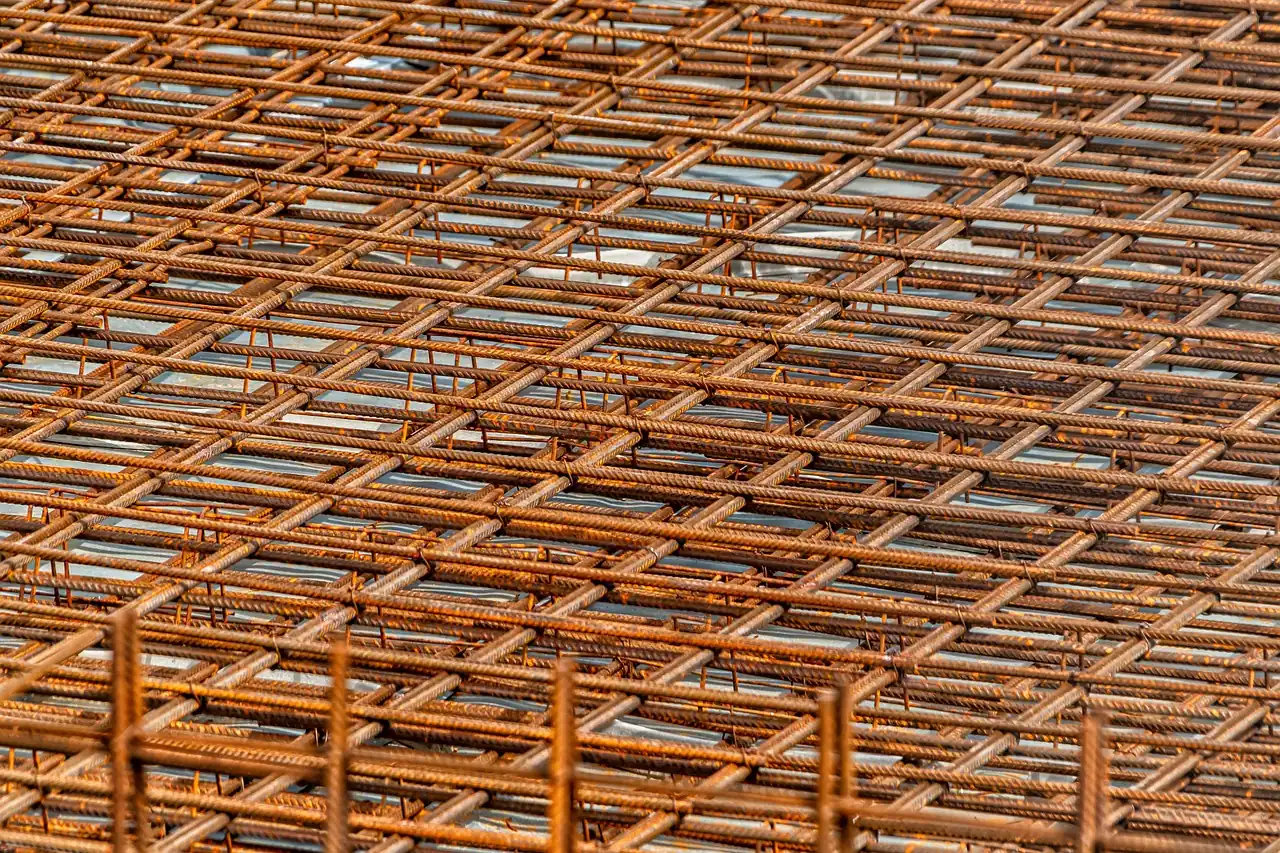 lembaran wiremesh besi ulir terpasang dua lapis untuk plat beton sebelum pengecoran